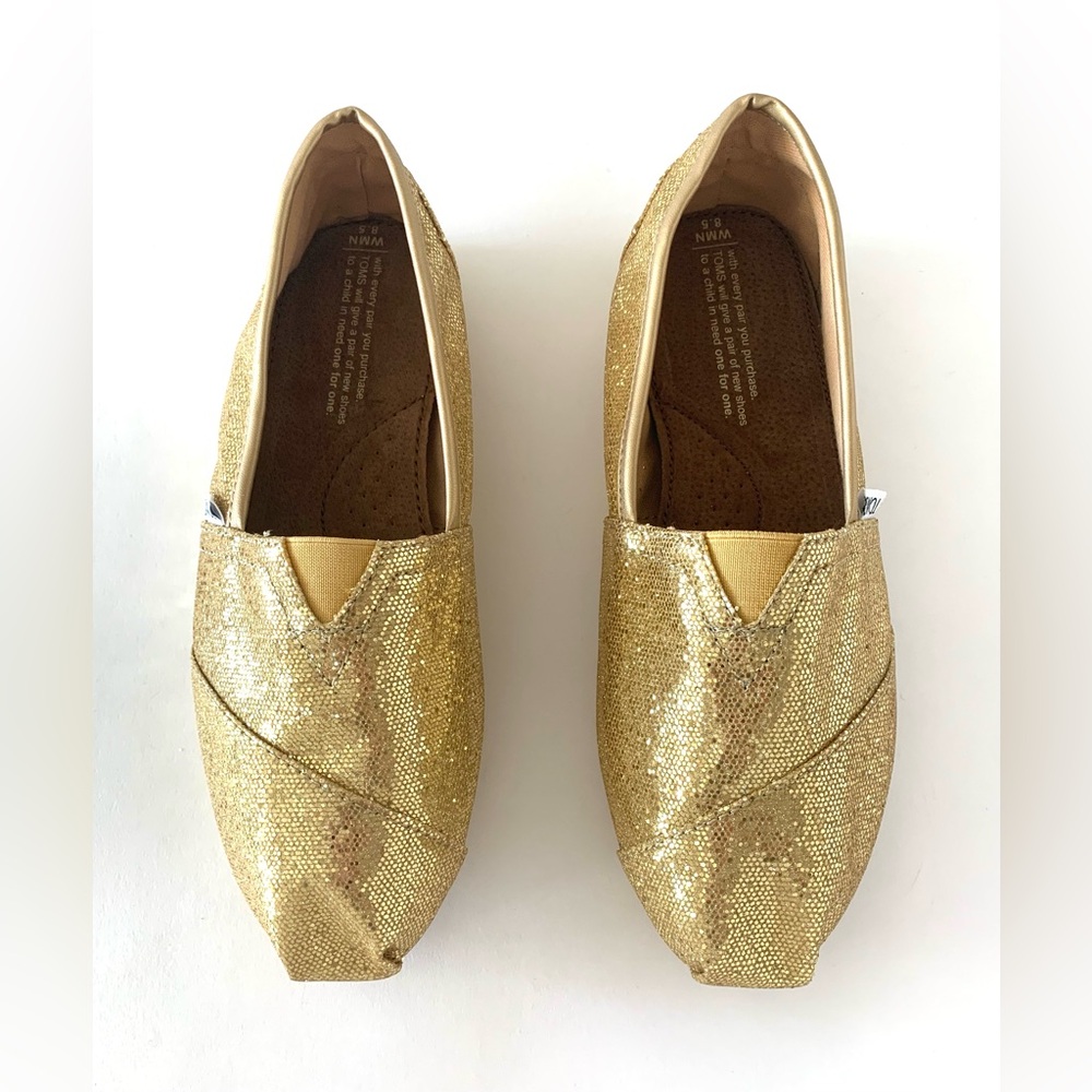 Tom’s Alpargata slip on flat in size 8.5. Never worn, pristine condition.